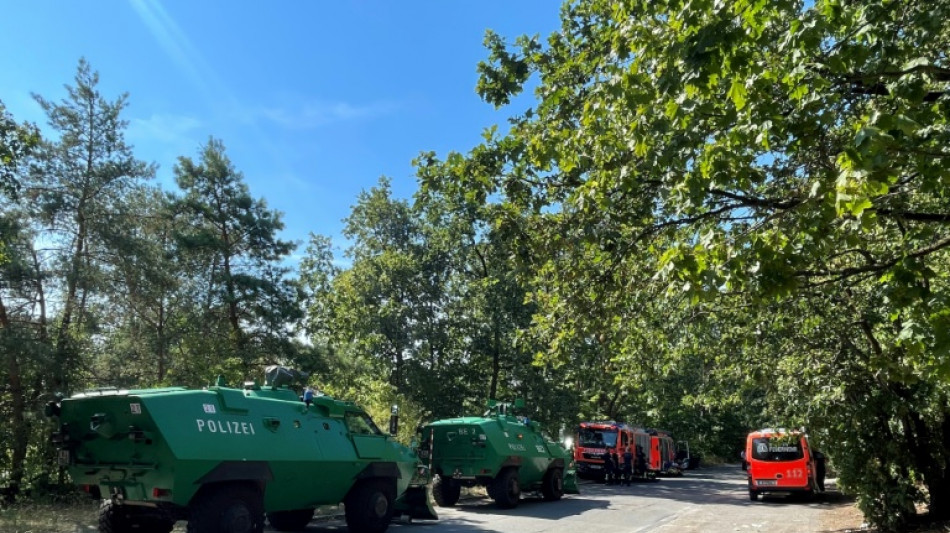 Vorbereitungen f&uuml;r Betreten von Sperrkreis nach Gro&szlig;brand im Berliner Grunewald 