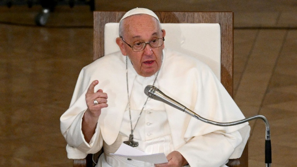 El papa pide erradicar la "indiferencia" en un encuentro con refugiados en Hungr&iacute;a