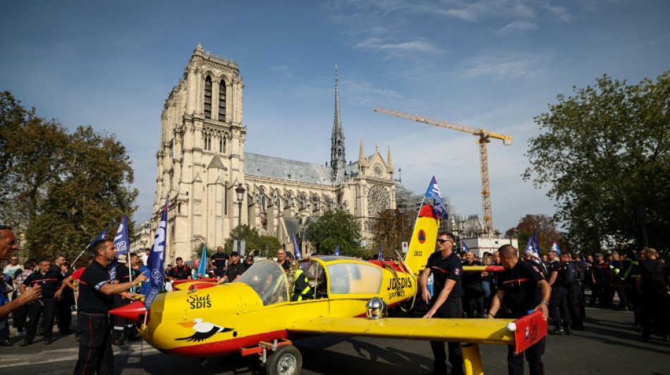 En plein Paris, des pompiers tra&icirc;nent un faux Canadair et leur d&eacute;tresse