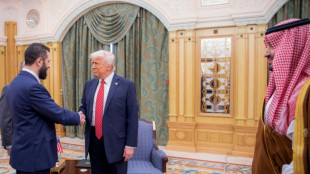 Trump pede à Síria que normalize relações com Israel após suspensão das sanções