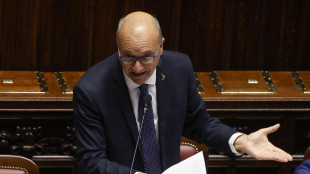 Valditara, sanzioni fino a 1.000 euro se genitori non imparano italiano