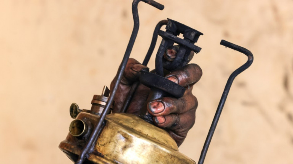 Habitantes de Gaza consertam fog&otilde;es antigos para cozinhar em meio &agrave; guerra