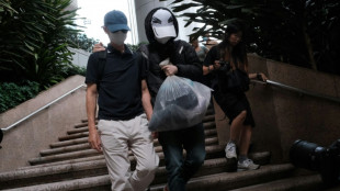 Hong Kong condena pai de ativista pr&oacute;-democracia por administrar seus recursos