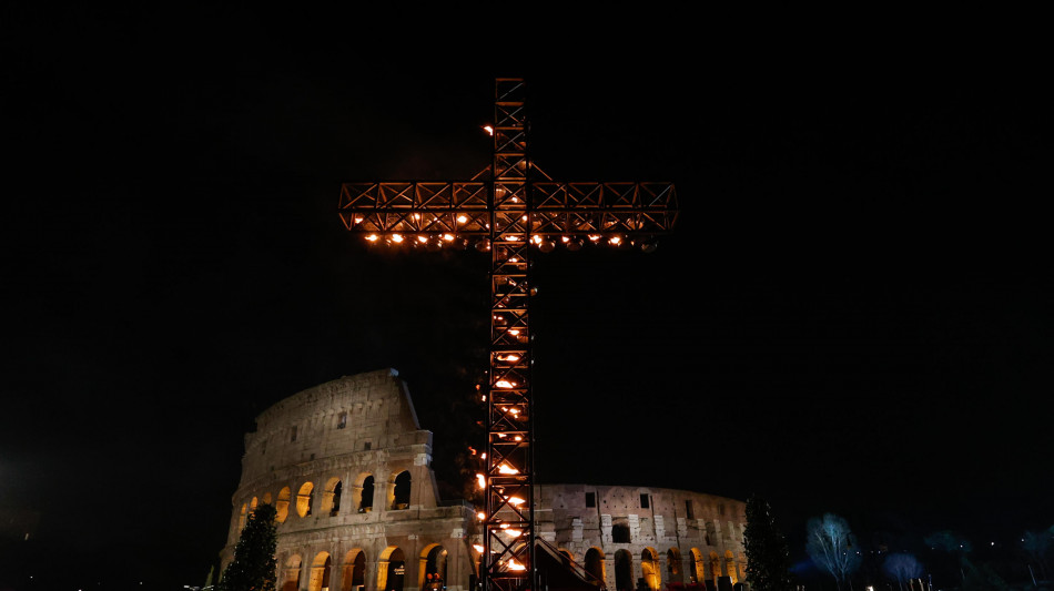 Il Papa, "il mondo &egrave; a pezzi, c'&egrave; bisogno di lacrime sincere"