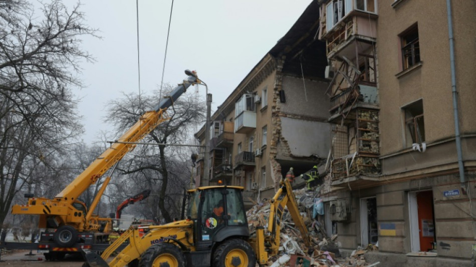 Bombardeos rusos en Ucrania matan a 11 personas y alcanzan a un tren de pasajeros