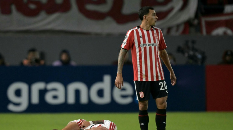 Arrascaeta passa por cirurgia na clav&iacute;cula ap&oacute;s fratura e &eacute; d&uacute;vida para Copa do Mundo