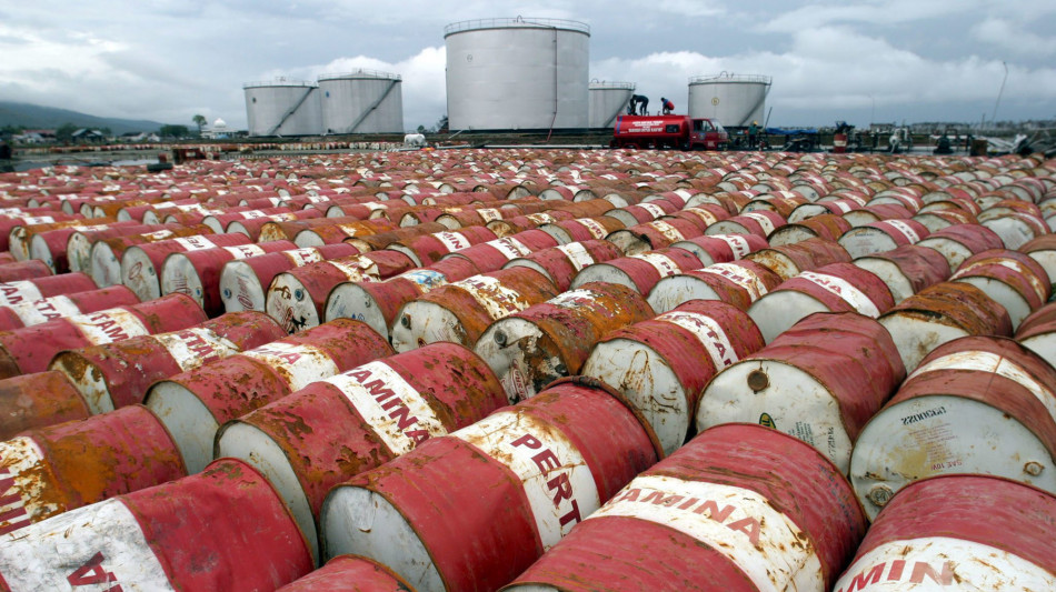 Prezzo petrolio in lieve calo, Wti a 63,17 dollari