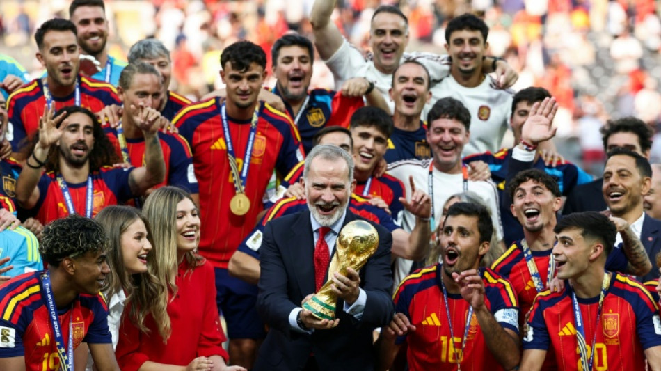 Sele&ccedil;&atilde;o espanhola &eacute; recebida com festa em Madri