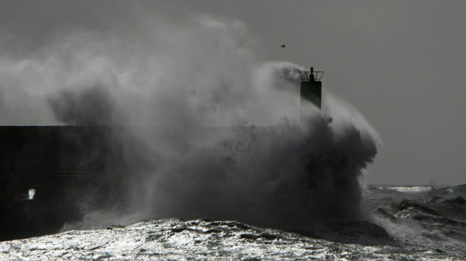 Buscan a tres tripulantes de un pesquero naufragado en el norte de Portugal