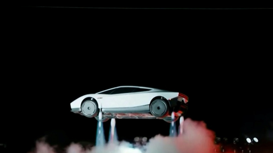 Musk apresenta 'carro voador' da Tesla

