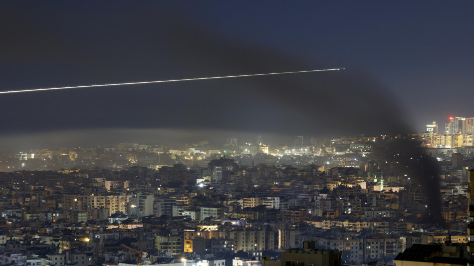 Israele, 'intensi bombardamenti su Beirut sud, colpiti siti Hezbollah