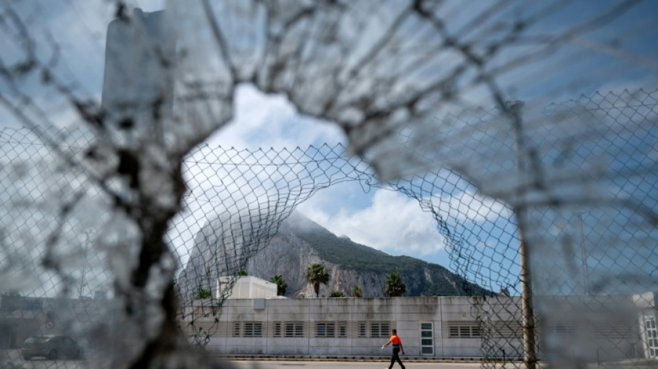 Espanha e Gibraltar encerram controles fronteiri&ccedil;os
