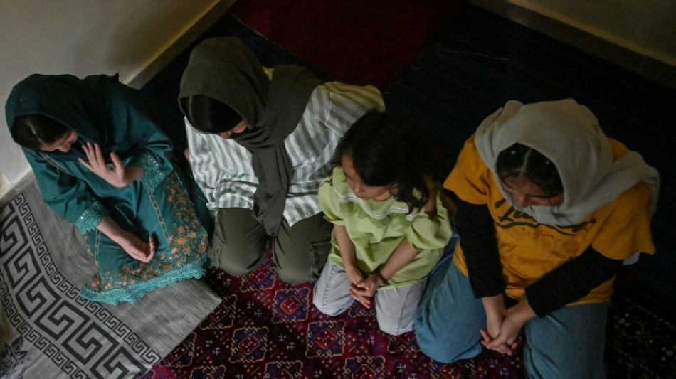 A la espera de asilo en Occidente, unas jóvenes afganas buscan refugio en la música