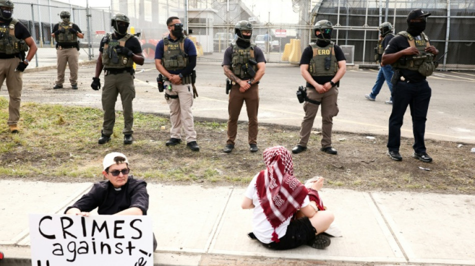 La police de l'immigration recule apr&egrave;s des manifestations devant un centre de d&eacute;tention du New Jersey