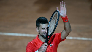Rome: Djokovic r&eacute;ussit sa rentr&eacute;e, puis re&ccedil;oit une gourde sur la t&ecirc;te en sortant du court
