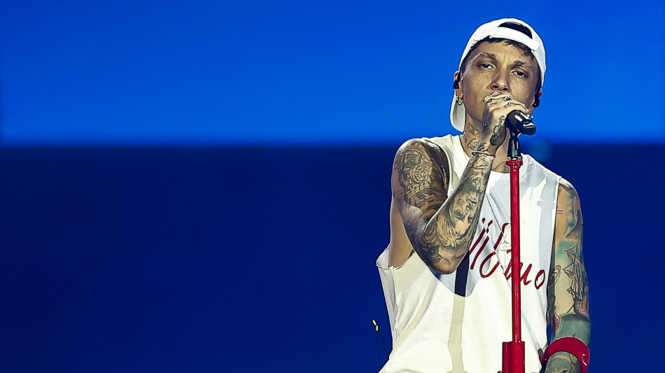 La bio di Ultimo in libreria, dai primi concerti nei locali romani al live dei record