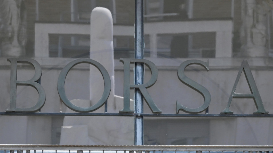 Borsa: Milano gira in negativo (-0,2%), scivola Mediobanca, bene Unipol