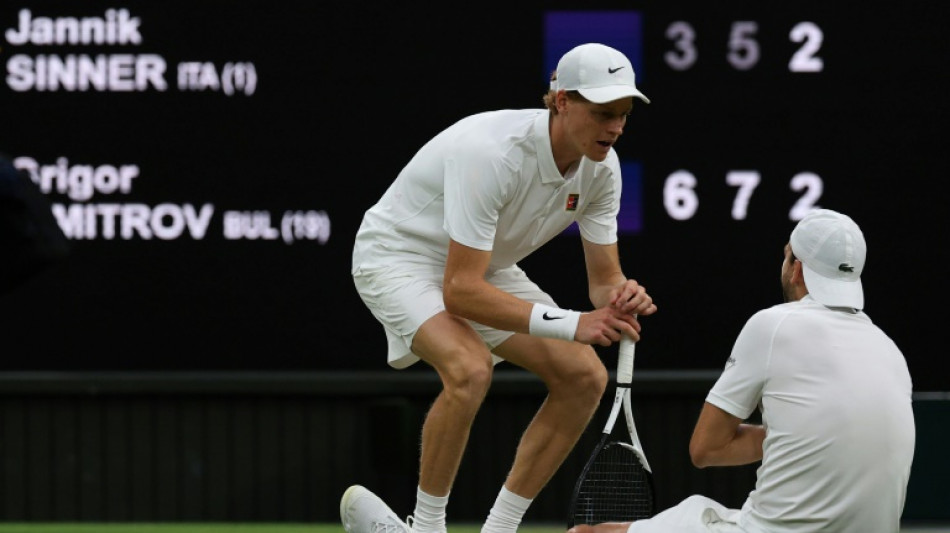 Dimitrov abre 2 a 0 mas sofre lesão e Sinner avança às quartas de Wimbledon