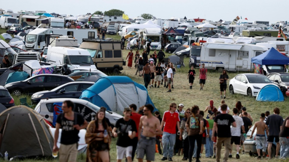 Free party sur un terrain militaire: 20.000 &agrave; 40.000 participants, un obus retrouv&eacute; en bordure du site