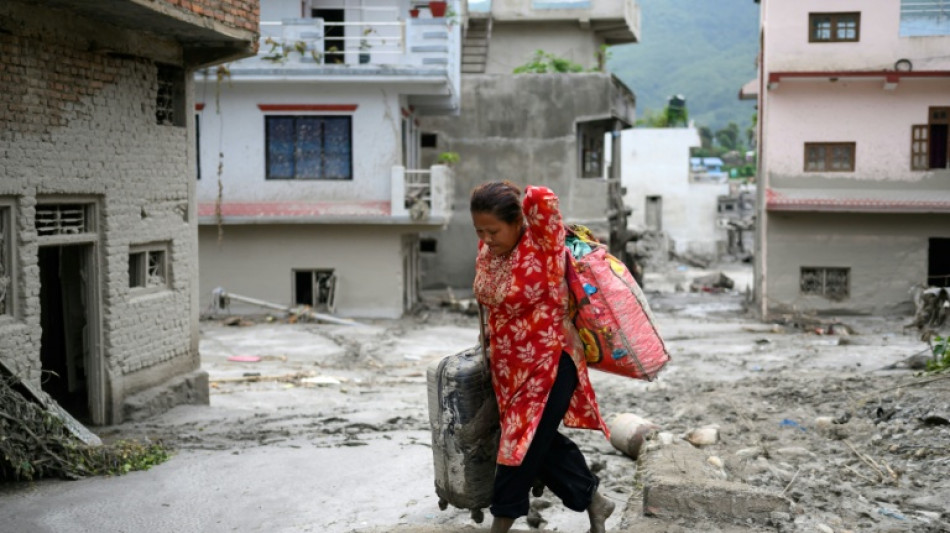 Muertos por alud en Nepal y China superan los 700 y sigue b&uacute;squeda de m&aacute;s de 3.000 desaparecidos