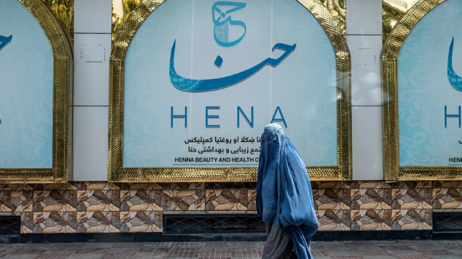 Entra en vigor en Afganist&aacute;n cierre de salones de belleza ordenado por los talibanes