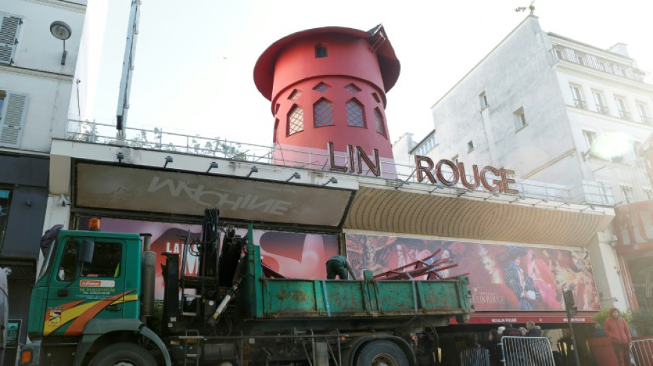 A Paris, le c&eacute;l&egrave;bre Moulin Rouge perd ses ailes