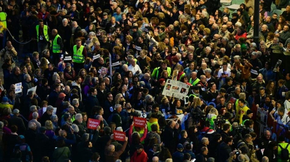 Cerca de 25.000 manifestantes en Valencia para denunciar la gestión de las inundaciones