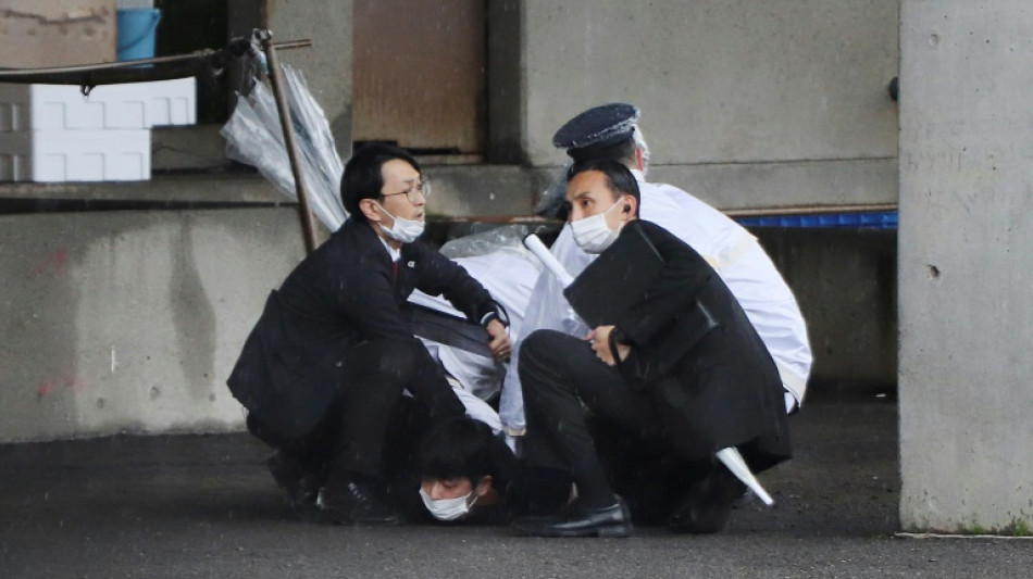 Primer ministro japon&eacute;s, a salvo tras explosi&oacute;n durante un acto de campa&ntilde;a