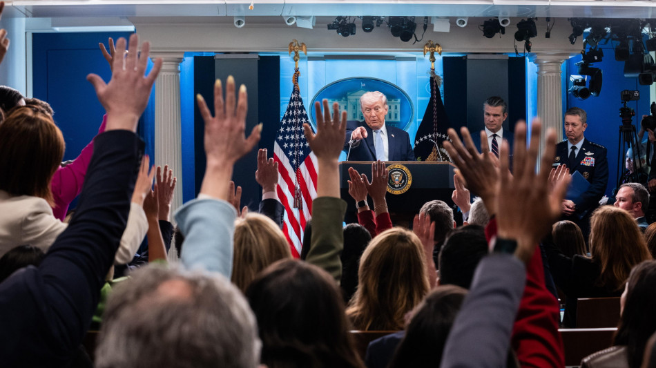 Trump: 'Forze armate Usa vicino all'Iran fino al raggiungimento di un vero accordo'