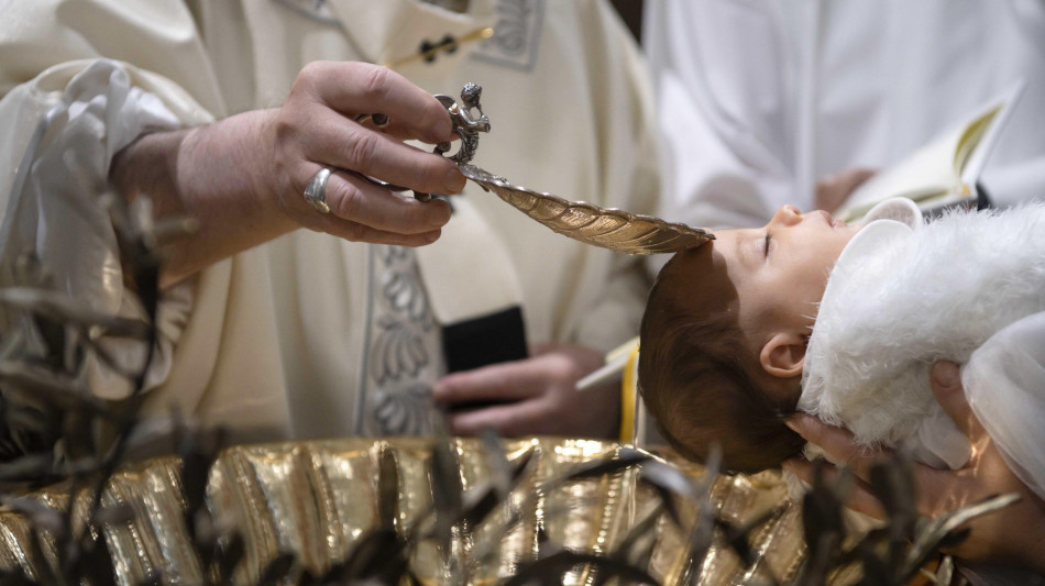 Vaticano, 'si pu&ograve; lasciare la Chiesa ma non sbattezzarsi'
