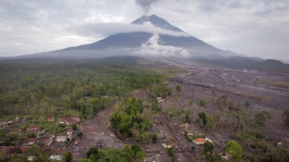 Indon&eacute;sie : des centaines d'&eacute;vacuations apr&egrave;s l'&eacute;ruption du volcan Semeru