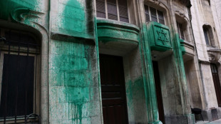 Três sérvios acusados de vandalizar sinagogas em Paris