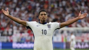 Bellingham &eacute; multado por gesto obsceno mas vai enfrentar a Su&iacute;&ccedil;a