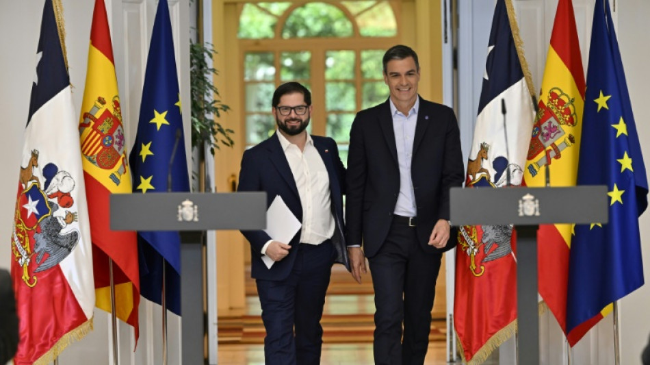 Espa&ntilde;a y Chile firman un protocolo sobre memoria hist&oacute;rica en la visita de Boric