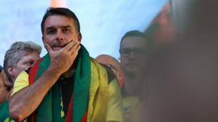 Fl&aacute;vio Bolsonaro fugiu para os EUA ap&oacute;s perder elei&ccedil;&otilde;es, diz imprensa