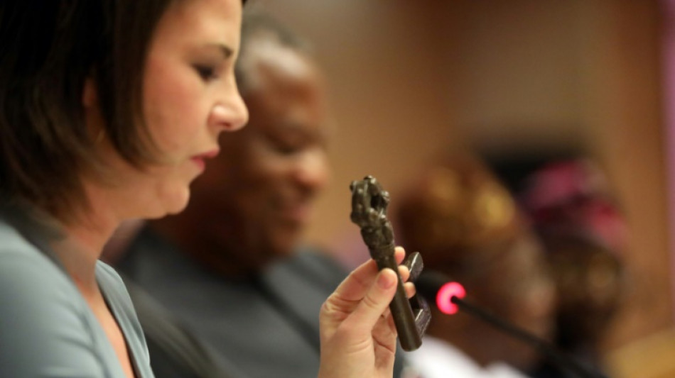 Baerbock gibt in Nigeria 20 Benin-Bronzen zurück