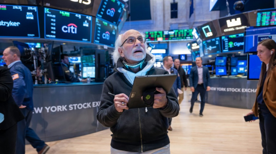 Wall Street termine en l&eacute;g&egrave;re baisse, le march&eacute; s'essouffle apr&egrave;s un mois de gains