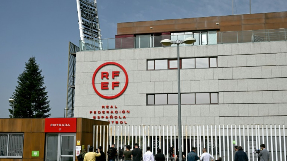 La Federaci&oacute;n Espa&ntilde;ola de F&uacute;tbol aparta a varios directores que fueron detenidos