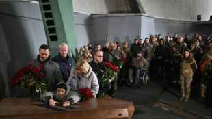 Hommage &agrave; Kiev &agrave; deux militaires tomb&eacute;s amoureux et morts ensemble sur le front