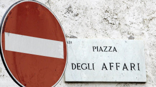 Borsa: Milano azzera rialzo e scivola a -0,03%, spread verso 128 punti