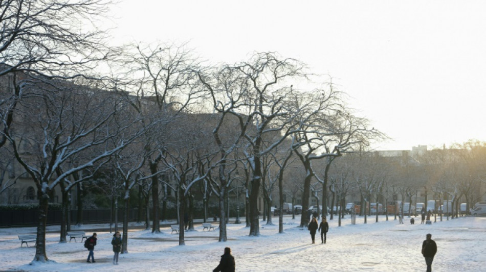 La moiti&eacute; nord de la France face au retour du verglas, la neige gagne les massifs