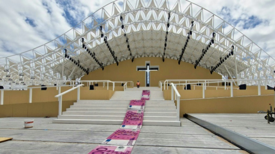 Artista portugu&eacute;s critica financiamiento p&uacute;blico de la visita del papa