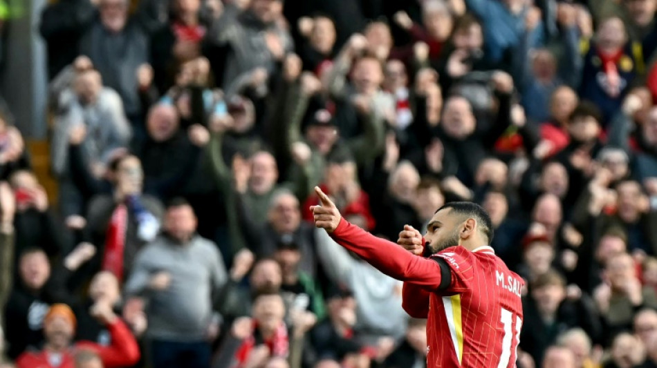 Liverpool bate Chelsea (2-1) e lidera Premier League; City vence Wolves nos acr&eacute;scimos