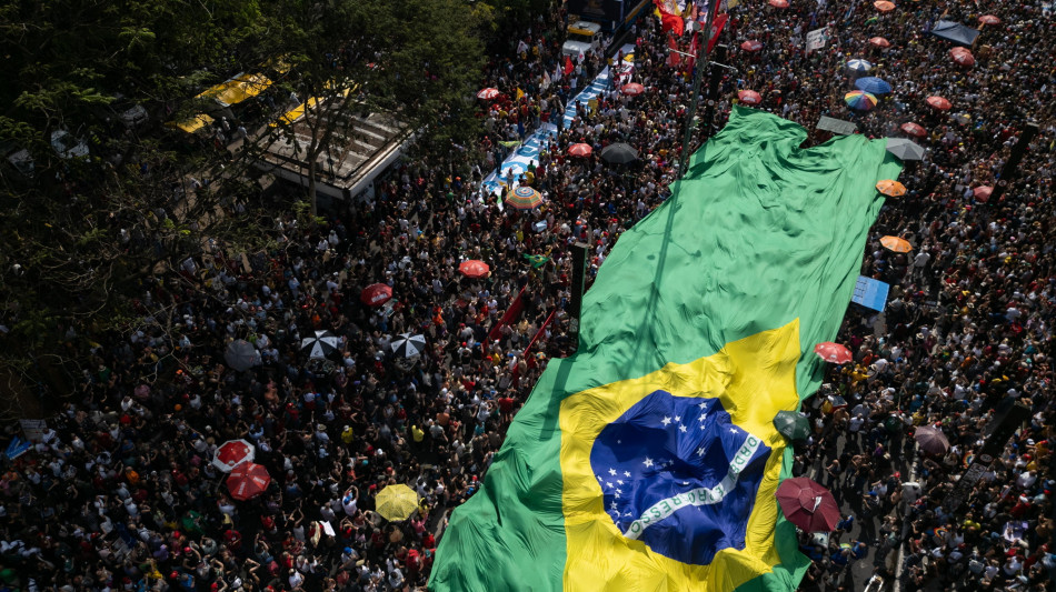 Migliaia protestano in Brasile contro l'amnistia a Bolsonaro