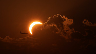 Eclissi, una nuvola offusca in parte il cielo su Torino