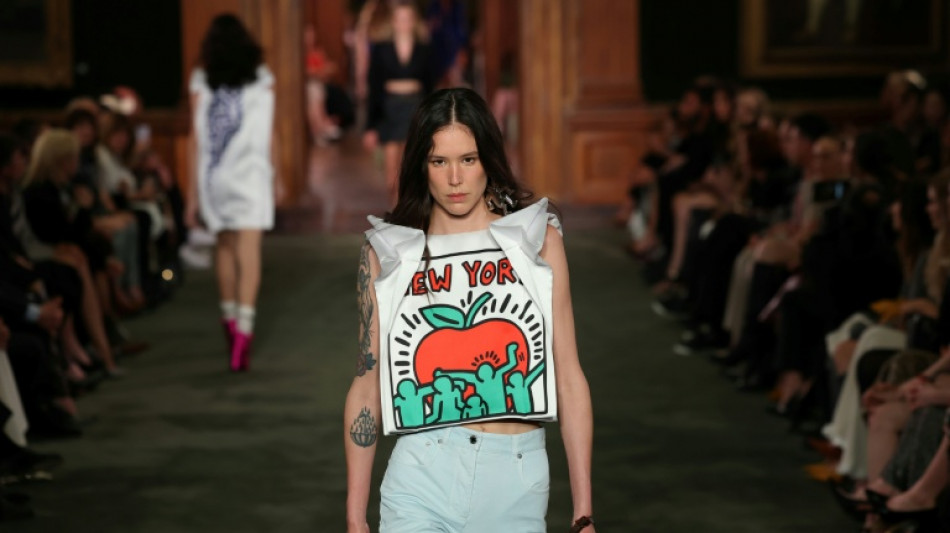 Babados, couro de motoqueiro e celebridades brilham no desfile da Louis Vuitton em Nova York