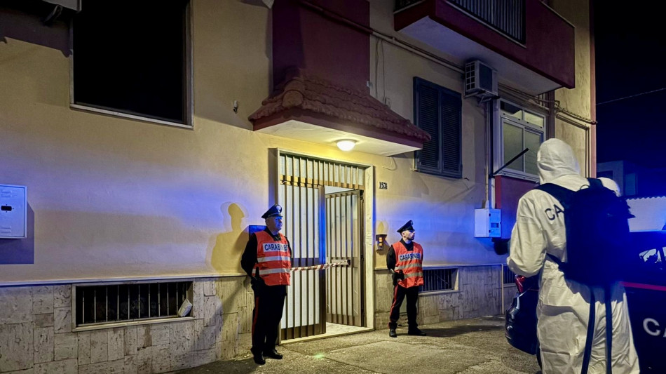 Colpita da marito con lo spargisale, riesce a scappare