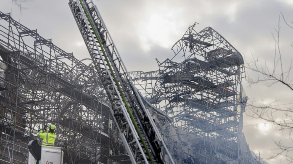 Los bomberos siguen con las labores de extinci&oacute;n del incendio en la antigua Bolsa de Copenhague