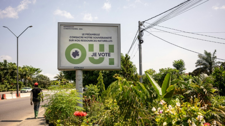 Le Gabon vote pour ou contre une nouvelle Constitution, "tournant majeur" apr&egrave;s le putsch