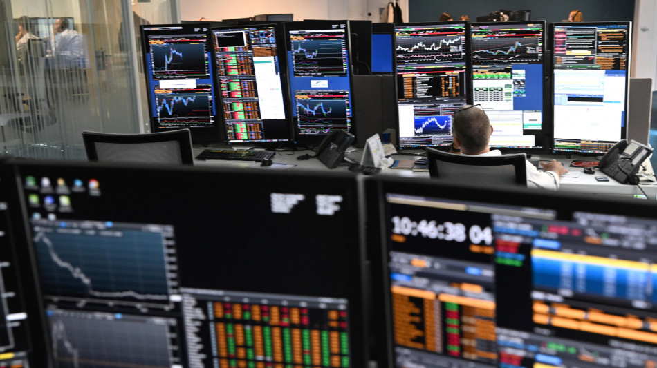 Borsa: Milano rallenta, gi&ugrave; Stellantis, corre Tim